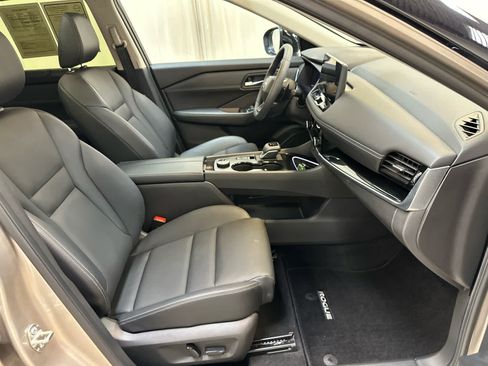 Certified 2025 Nissan Rogue SL w/ SL Premium Package AWD/4WD image 14