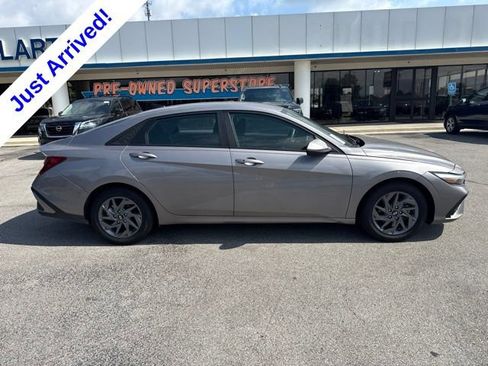 Used 2024 Hyundai Elantra SEL FWD image 2