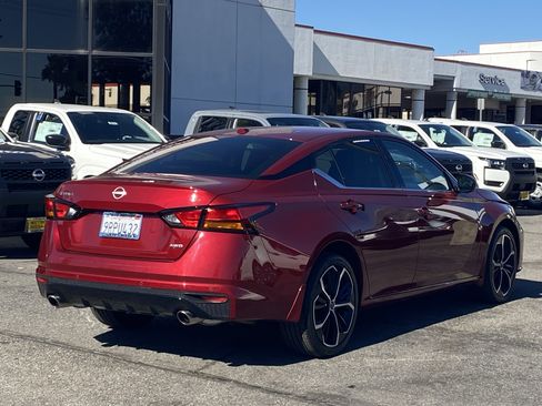 Used 2024 Nissan Altima 2.5 SR w/ SR Premium Package image 3