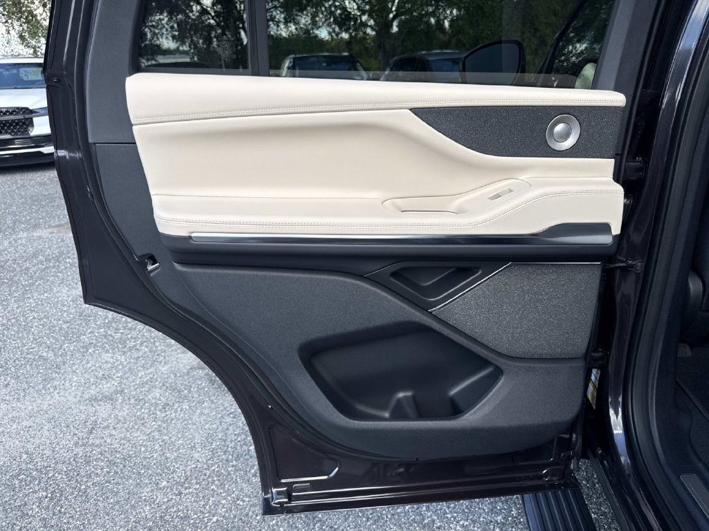 New 2027 Lincoln Navigator Reserve AWD/4WD image 14