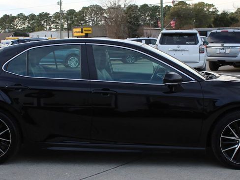 Used 2023 Toyota Camry SE image 6