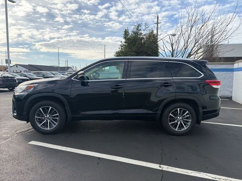 Used 2017 Toyota Highlander XLE image 2