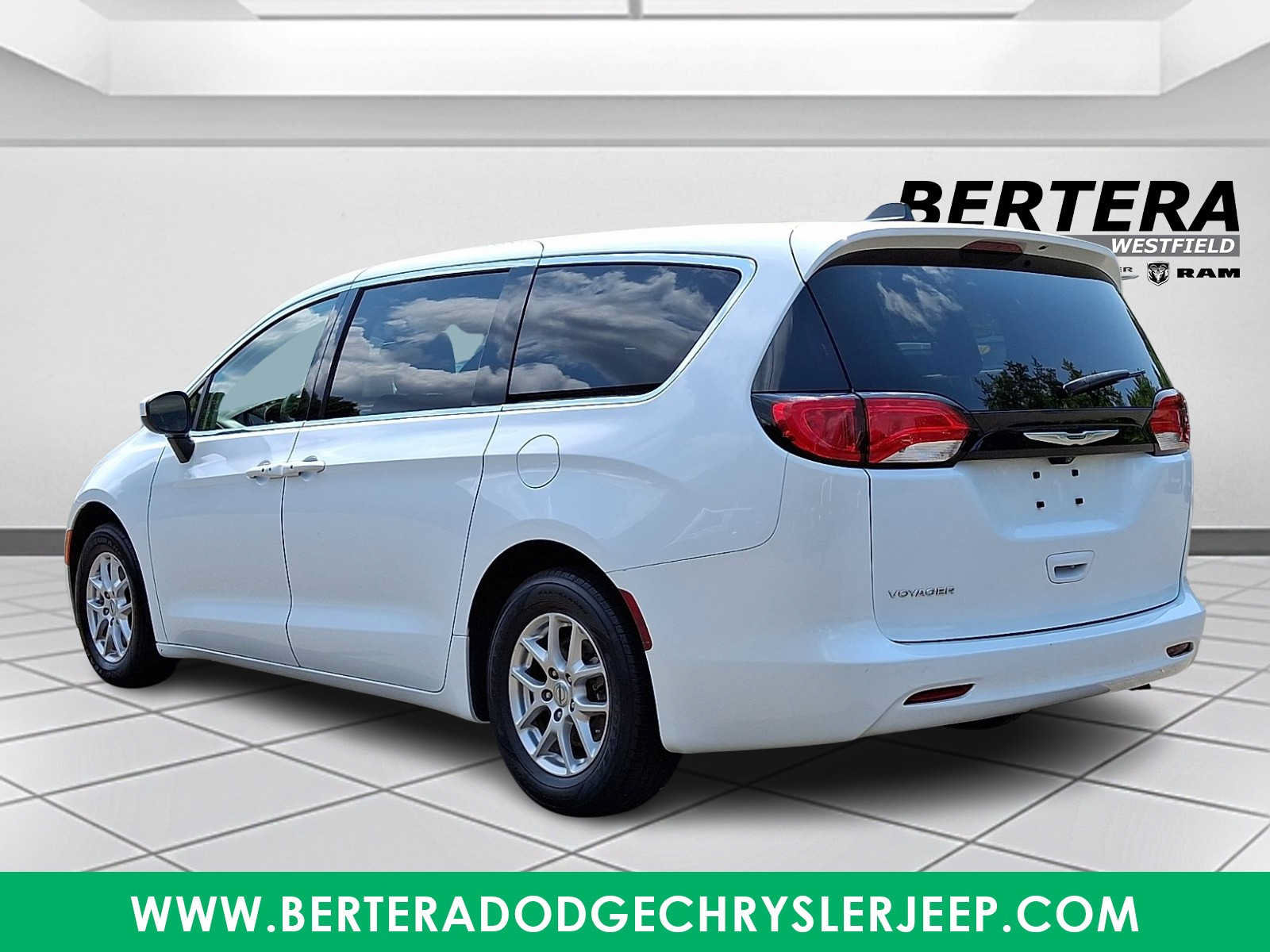 Used 2022 Chrysler Voyager LX FWD image 4
