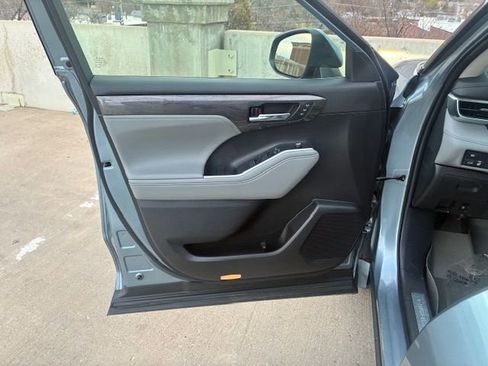 Used 2021 Toyota Highlander Limited image 10