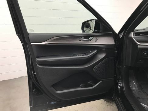 New 2025 Jeep Grand Cherokee L Limited image 12