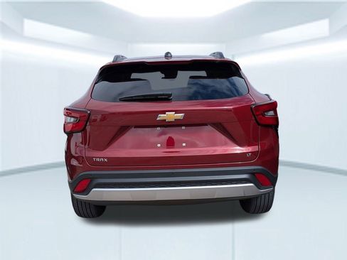 Used 2024 Chevrolet Trax LT w/ Sunroof Package image 5