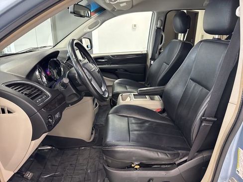Used 2013 Chrysler Town & Country Touring image 15