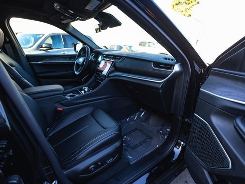 New 2025 Jeep Grand Cherokee Limited w/ Black Appearance Package image 26