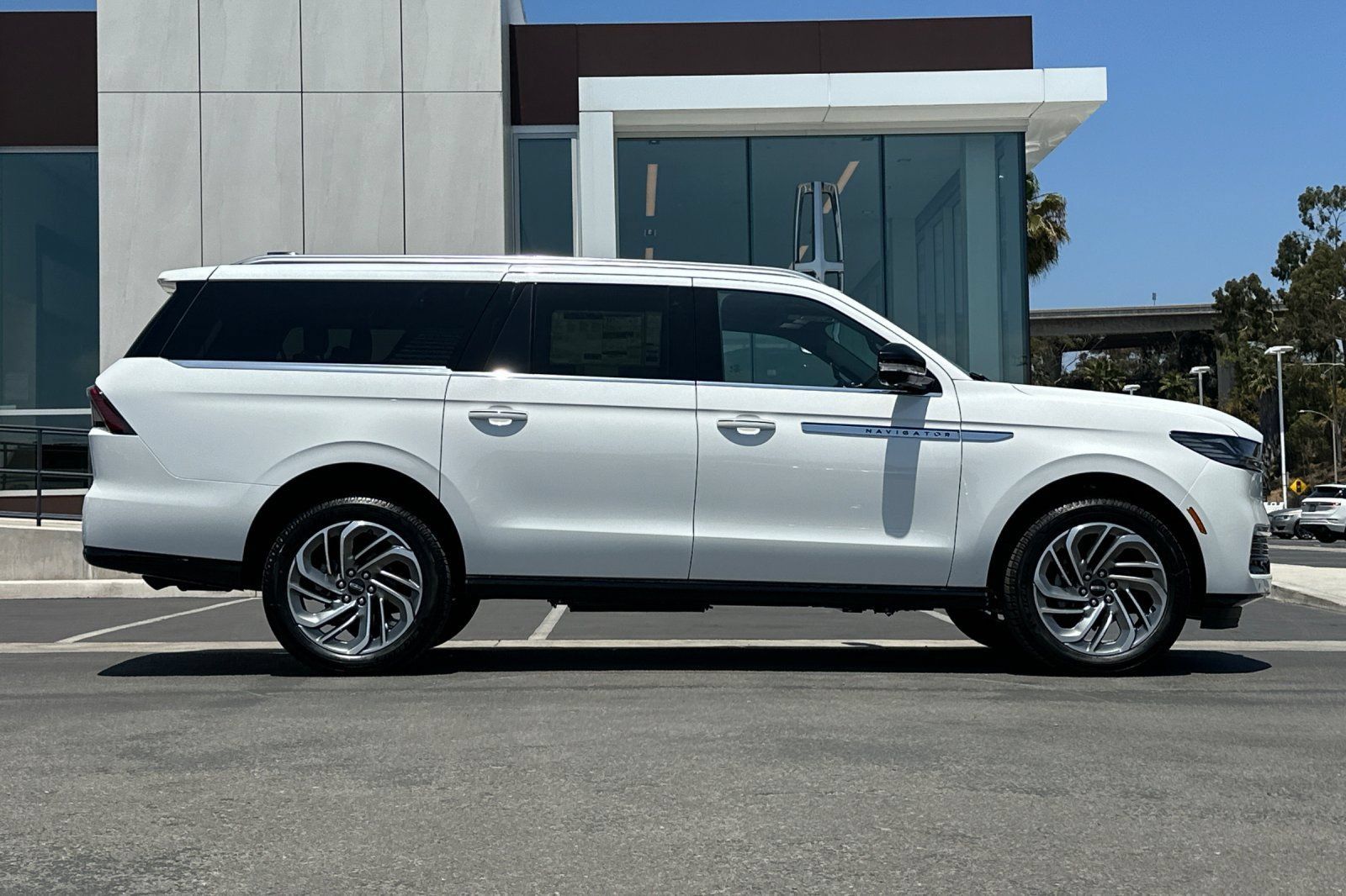 New 2026 Lincoln Navigator L Reserve AWD/4WD image 2