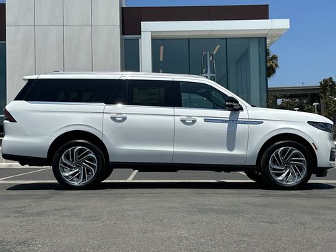 New 2026 Lincoln Navigator L Reserve AWD/4WD image 2
