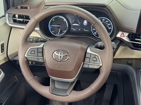 Used 2024 Toyota Sienna Platinum image 22