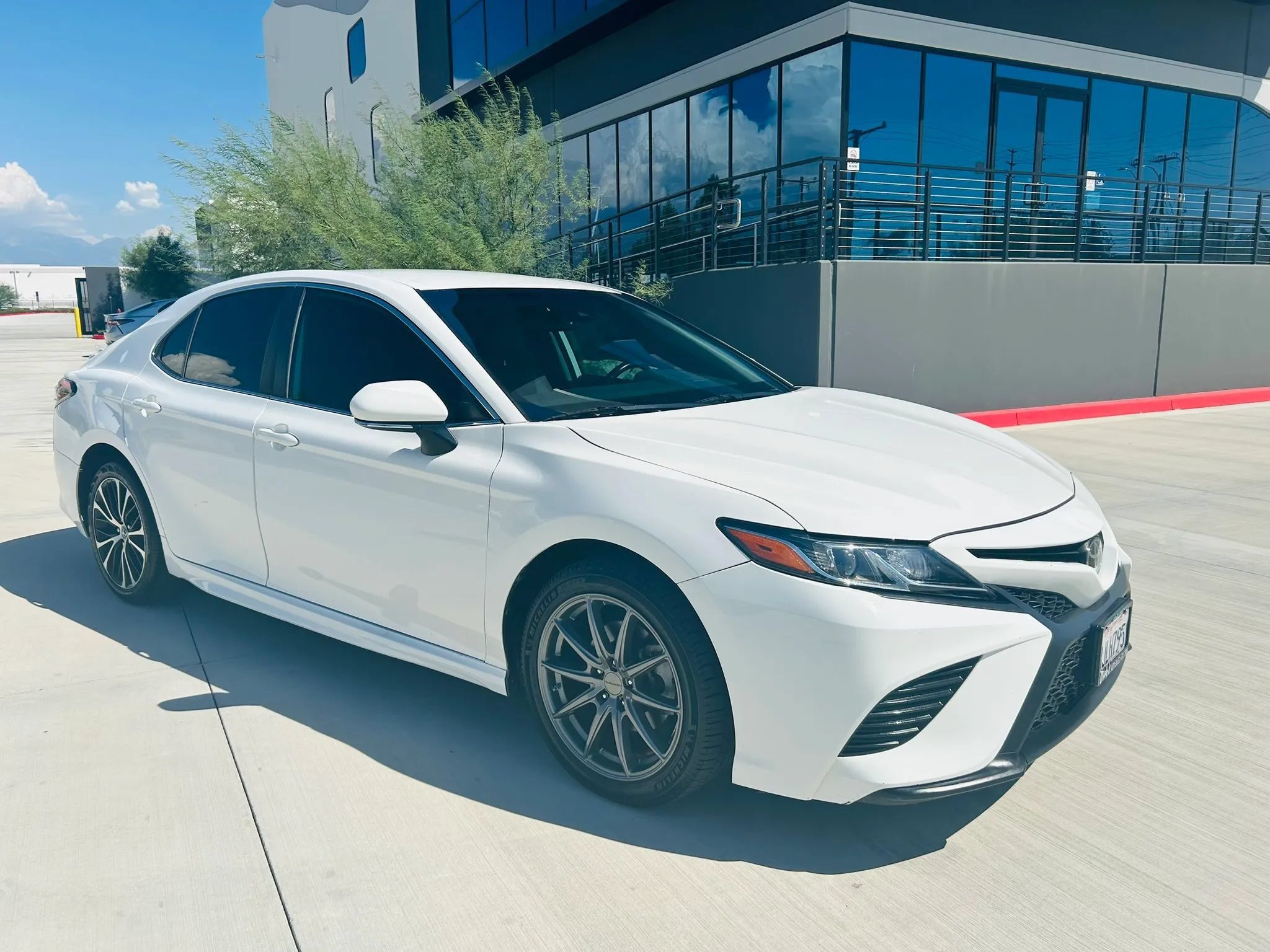 Used 2019 Toyota Camry SE w/ Convenience Package FWD image 3