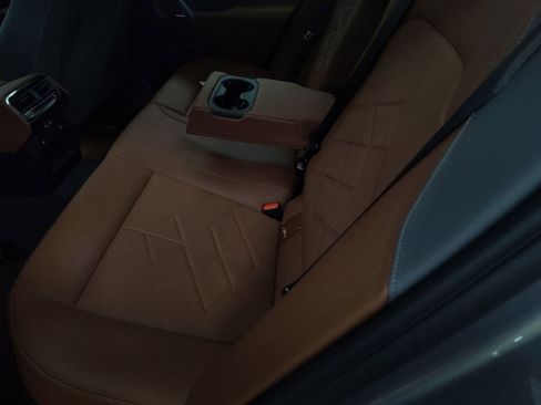 Used 2025 BMW i5 xDrive40 image 21