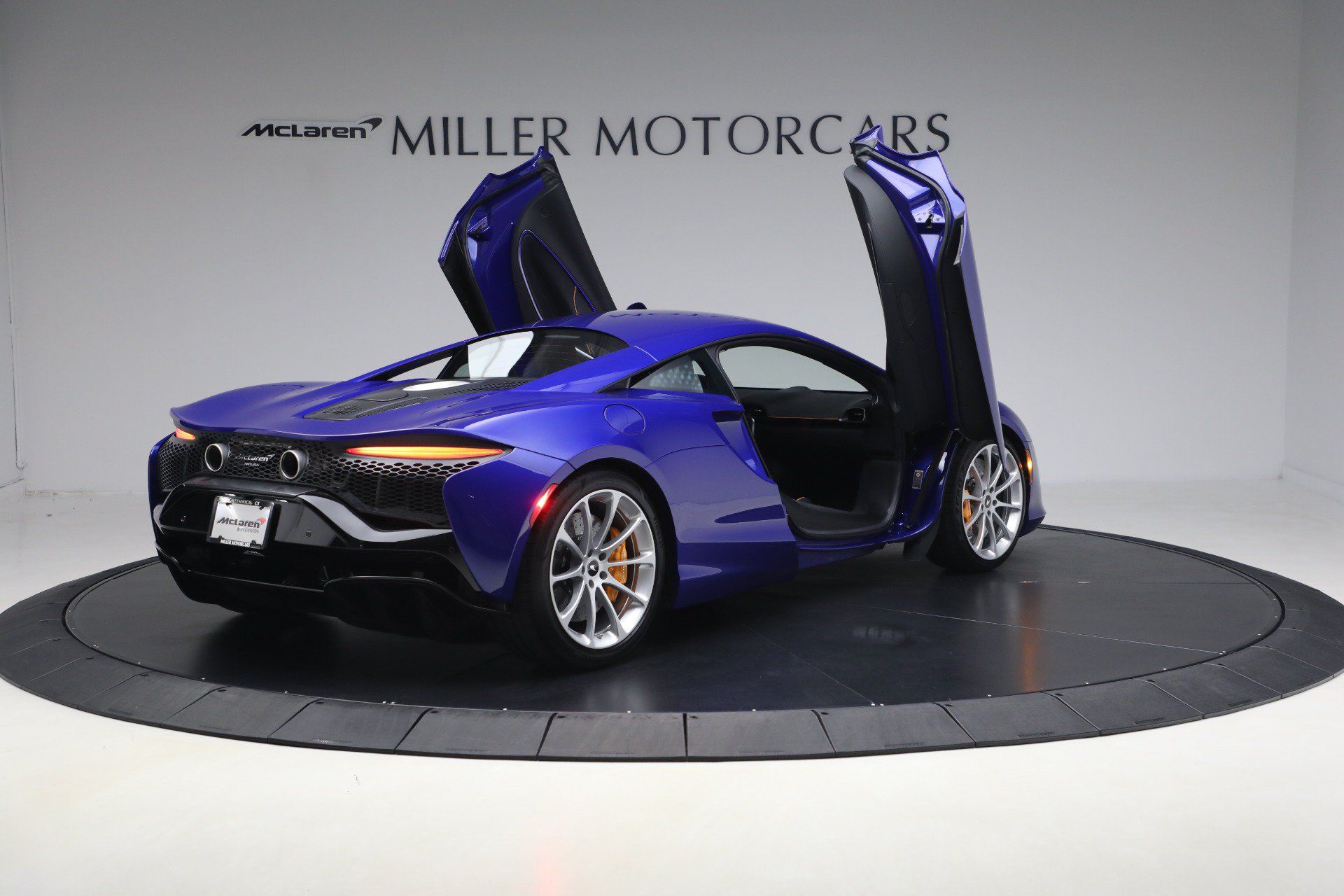 Used 2024 McLaren Artura RWD image 18