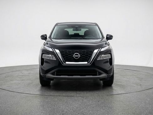 Used 2023 Nissan Rogue SV image 2