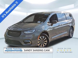 Used 2025 Chrysler Pacifica Select FWD video 1