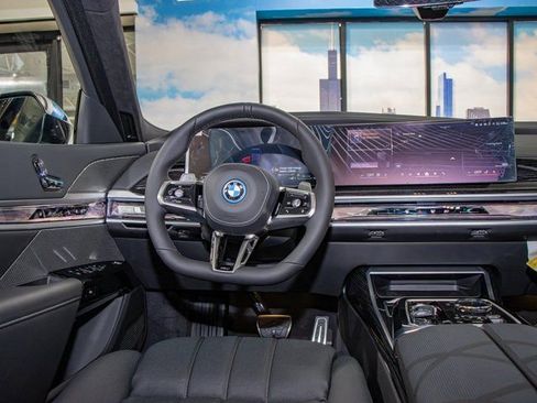 Used 2025 BMW 750e xDrive w/ Executive Package image 17