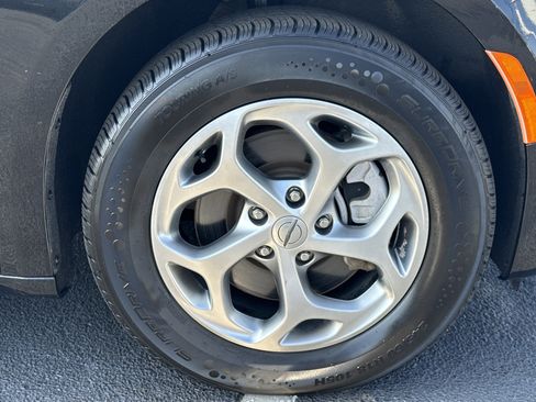 Used 2022 Chrysler Pacifica Limited image 12