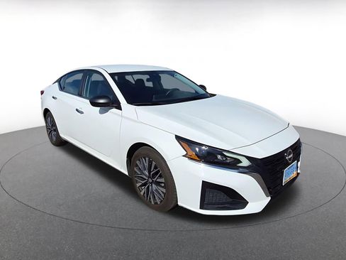 Used 2025 Nissan Altima 2.5 SV image 1