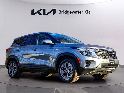 Certified 2024 Kia Seltos LX image 2