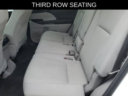 Used 2016 Toyota Highlander LE image 9