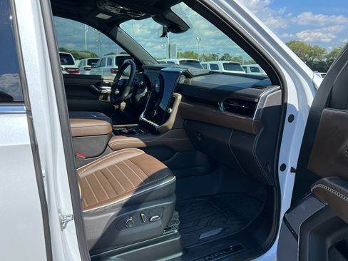 Used 2026 GMC Yukon Denali Ultimate AWD/4WD image 9