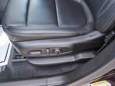 Used 2023 Chevrolet Traverse LT FWD image 19