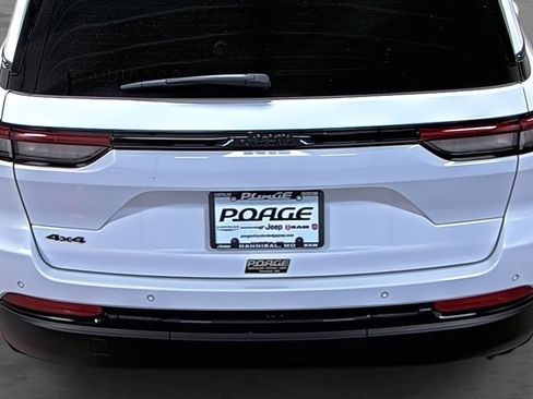 New 2025 Jeep Grand Cherokee Altitude image 11