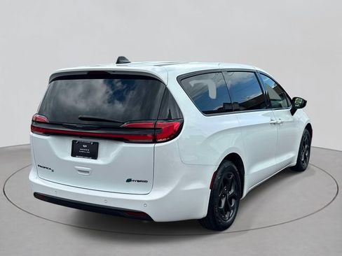 Used 2023 Chrysler Pacifica Limited w/ Uconnect Theater Family Group FWD image 5