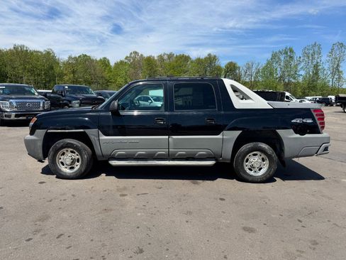 Used 2002 Chevrolet Avalanche 2500 w/ Convenience Pkg AWD/4WD image 2