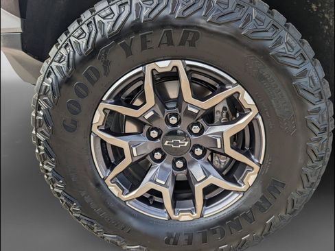 Used 2024 Chevrolet Colorado ZR2 w/ Technology Package AWD/4WD image 25