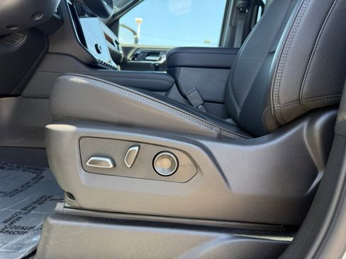 Used 2025 GMC Yukon XL Denali AWD/4WD image 9