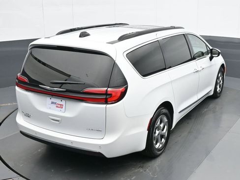 Used 2023 Chrysler Pacifica Limited FWD image 21
