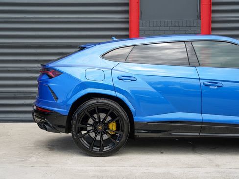 Used 2022 Lamborghini Urus AWD/4WD image 3