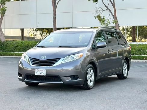 Used 2012 Toyota Sienna LE w/ Towing Pkg FWD image 8