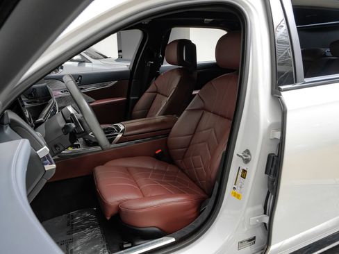 Used 2023 BMW 740i w/ Parking Assistance Package RWD image 33