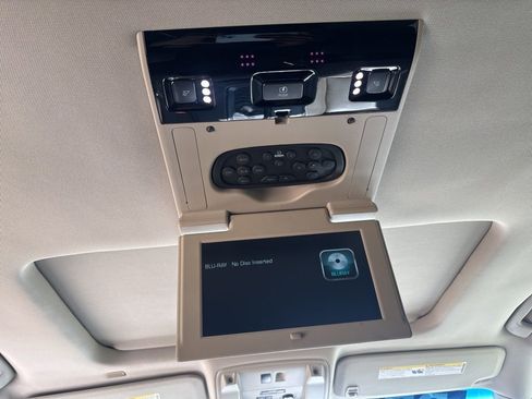 Used 2018 Chevrolet Suburban Premier image 50