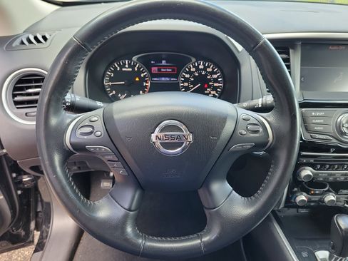 Used 2019 Nissan Pathfinder SV FWD image 17