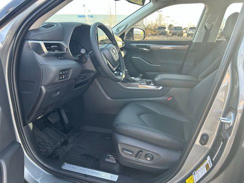 Used 2026 Toyota Highlander Limited image 12