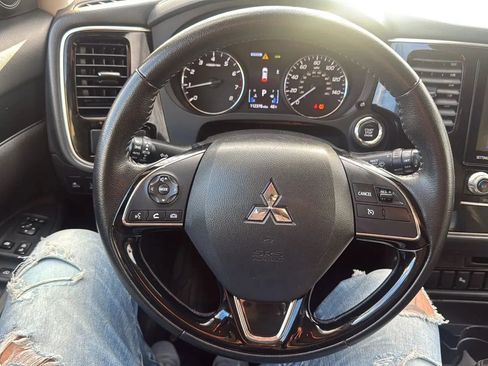 Used 2020 Mitsubishi Outlander AWD image 10