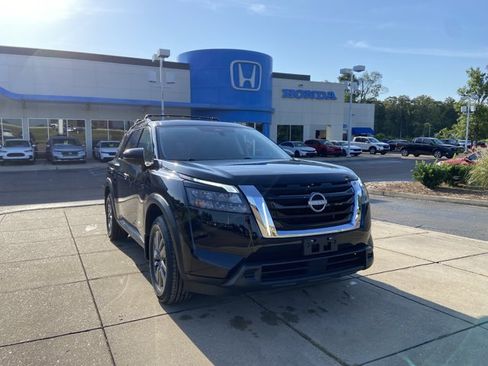 Used 2024 Nissan Pathfinder SV FWD image 2