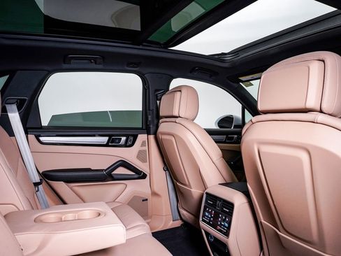 Certified 2023 Porsche Cayenne S Platinum image 16