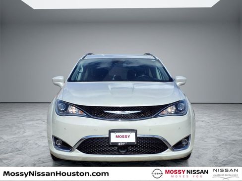 Used 2020 Chrysler Pacifica Touring-L Plus w/ Tire & Wheel Group image 3