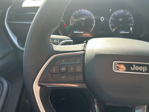 Used 2023 Jeep Grand Cherokee Laredo image 25