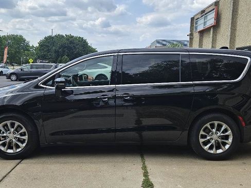Used 2026 Chrysler Pacifica Limited FWD image 4