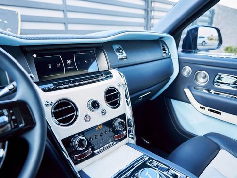 Used 2022 Rolls-Royce Cullinan w/ Cullinan Package image 70