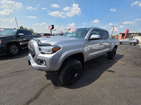 Used 2021 Toyota Tacoma TRD Off-Road image 2