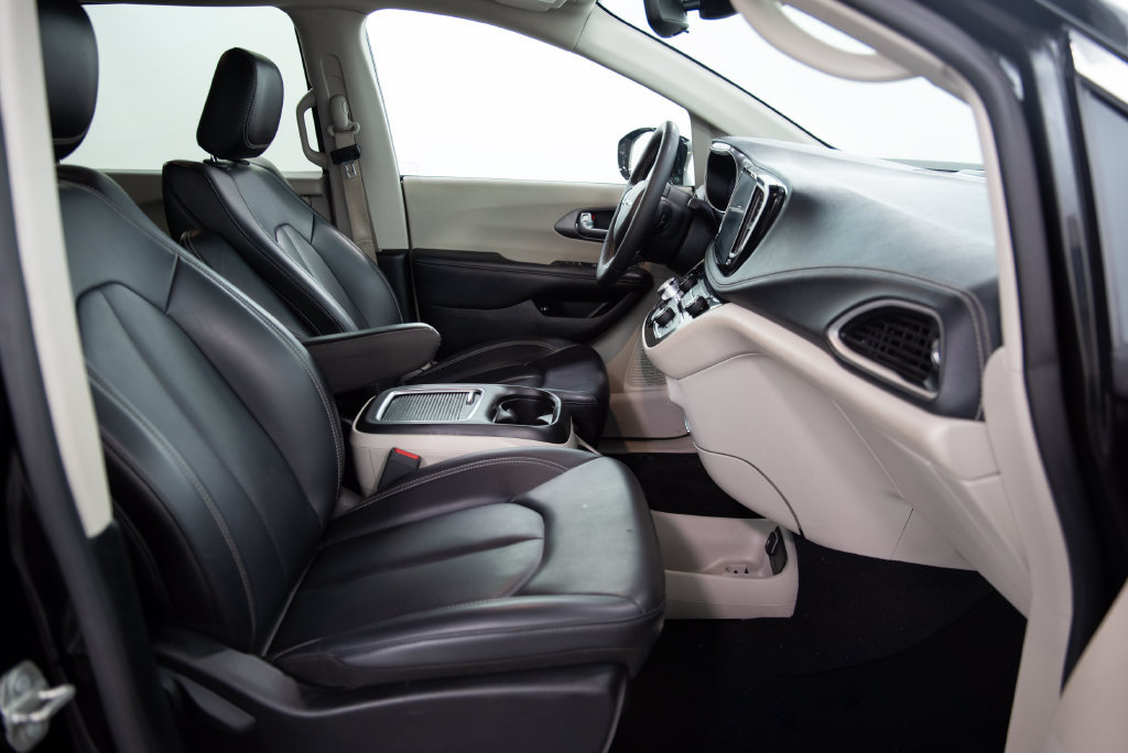 Used 2024 Chrysler Pacifica Limited FWD image 16