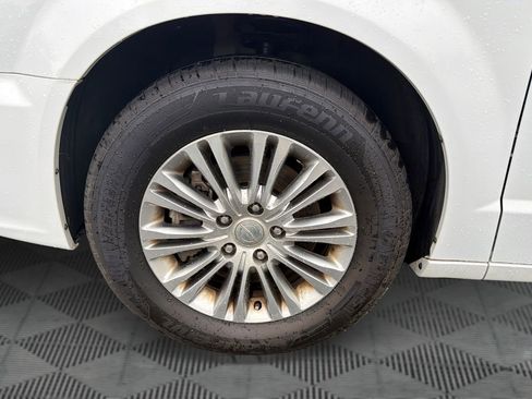 Used 2014 Chrysler Town & Country Touring-L image 35