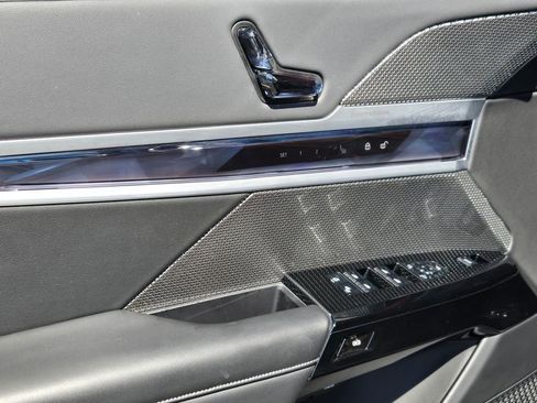 Used 2023 BMW 740i image 19